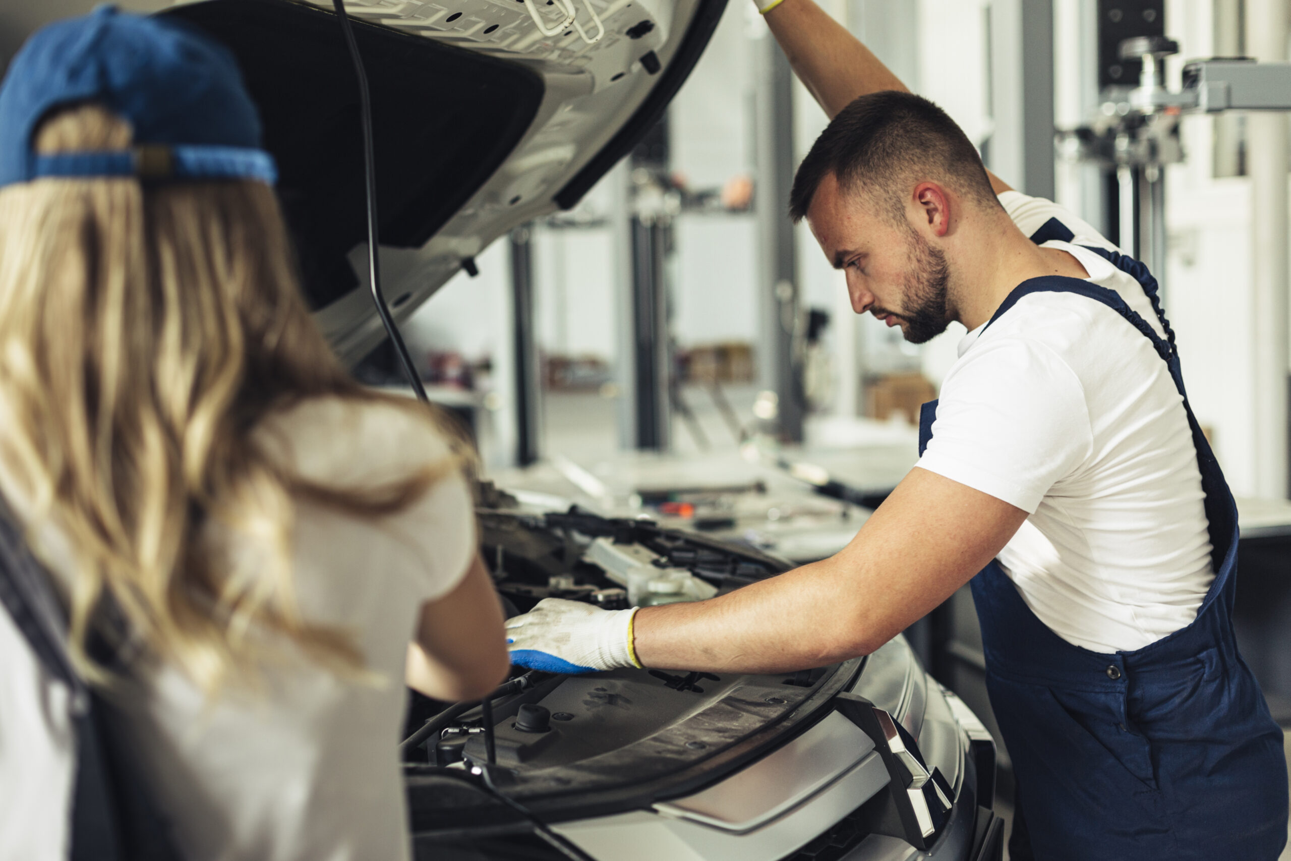 Salopete Personalizate pentru Service Auto: Protecție și Branding într-un Singur Echipament